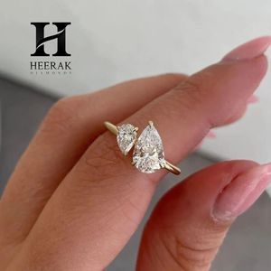 Bague de fiançailles de luxe Toi et Moi avec diamant taille poire, or jaune 18 carats, deux pierres en moissanite et diamant de laboratoire pour femme - Product Image 5