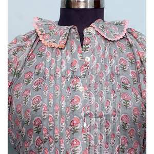 Haut court pour femme de haute qualité, moderne, à imprimé floral délicat, col mandarin, manches évasées, silhouette ajustée et évasée, 100% coton respirant - Product Image 4