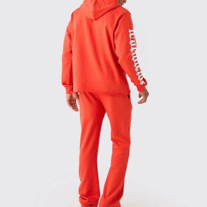 Conjunto Deportivo Unisex de Algodón Rojo, Sudadera con Capucha y Manga Larga, Pantalones con Estampado Urbano, Bolsillos Laterales y Cierre con Cordón - Product Image 6