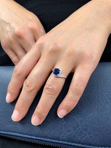 แหวนเงินแท้ประดับไพลินสีน้ำเงินสดใส สำหรับหมั้น แต่งงาน หรือเป็นของขวัญวันเกิด/วันครบรอบ สำหรับผู้หญิง - Product Image 2