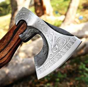 Hacha Vikinga con Hoja de Acero de Alto Carbono Grabada, Mango de Madera de Grado Industrial para Uso en Supervivencia al Aire Libre - Product Image 1