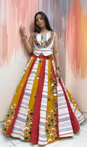 Ensemble traditionnel ethnique pour femmes, élégant Chaniya Choli en coton tissé à la main avec dupatta orné de miroirs - Product Image 3