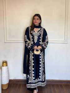 Kaftan en satin de rayonne brodé avec pantalon et dupatta assortis, coupe classique, motif floral blanc, style indien, infroissable, pour mariage et protection solaire - Product Image 1