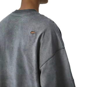 Camiseta Oversize Gris Desgastada al por Mayor para Hombre, Estilo Grunge, Ropa Urbana Rasgada, Algodón Lavado Vintage, Ajuste Holgado, Logotipo Personalizado - Product Image 3