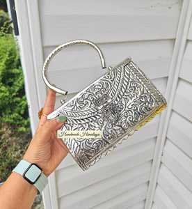 Pochette en laiton décorée de perles à motif carré argenté avec bandoulière/chaîne/strap bandoulière pour soirées et fêtes - Product Image 2