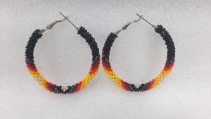 Pendientes de cuentas de vidrio únicos para amantes de la joyería hecha a mano que ofrecen un diseño artesanal distintivo y a la vanguardia de la moda. - Product Image 4