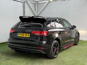 Audi A3 Sportback 2023 1.0 TFSI 5 Puertas Negro con Faldones Laterales Rojos, Manija de Acero OEM DIY KT69 XCA - Product Image 2