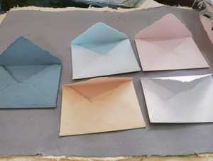 ซองจดหมายเชิญงานแต่งงานแบบหรูหรา ทำมือ ขอบกระดาษดิบ ทำจากกระดาษฝ้าย พร้อมพิมพ์แบบ Letterpress - Product Image 3