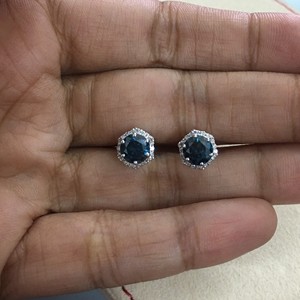 Boucles d'oreilles clous halo pour femme en argent sterling 925 plaqué rhodium avec diamant naturel bleu taille ronde de 1,68 carat, bijoux tendance pour mariage et soirée - Product Image 3