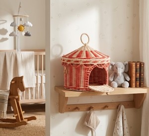 Cesta de Mimbre Tejida a Mano con Diseño de Rayas Rojas y Naturales y Tapa con Bisagras para la Habitación de los Niños y Decoración de la Guardería - Product Image 4