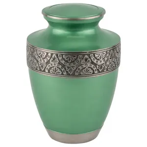Urna de latón grabada con superficie pulida para conmemorar a seres queridos por Axiom Home Accents, bellamente diseñada - Product Image 6