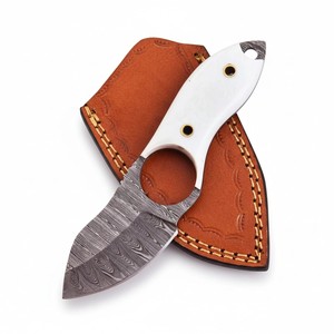 Cuchillo de caza y desollado de hoja fija de acero de Damasco forjado a mano, mango de resina, espiga completa, cuchillo personalizado OEM/ODM, funda de cuero - Product Image 1