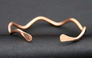 Brazalete de cobre vintage con diseño de banda, imanes para la salud y acabado rústico para un estilo atemporal - Product Image 4