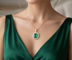 Collar con Colgante de Piedra Preciosa Verde Corte Esmeralda de Lujo |   Colgante Floral Halo con Diamantes Cultivados en Laboratorio en Oro Amarillo |   Joyería llamativa - Product Image 2