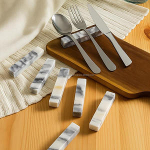 Repose-couverts en marbre pour la configuration de la table à manger et l'utilisation d'accessoires de cuisine élégants pour la décoration de la maison - Product Image 1