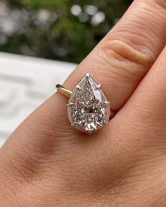 Bague de fiançailles en or jaune avec diamant de laboratoire en forme de poire de 4 carats, style nord-sud - Product Image 3