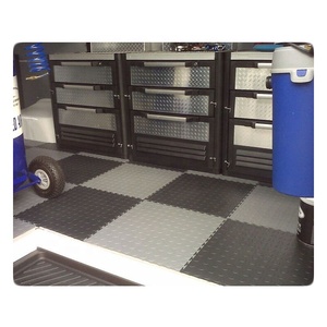 Baldosas de Suelo Suaves de PVC Antideslizantes y Encajables para Garaje y Exposiciones - Product Image 4