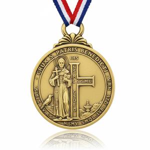 Souvenir religieux catholique, médaille de Saint-Benoît en métal antique argenté sur mesure. - Product Image 6