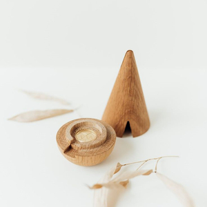 Diffuseur d'arômes en bois minimaliste en forme de goutte d'eau, mettant en valeur les textures naturelles du chêne, parfaitement complété par des lumières féériques festives - Product Image 2