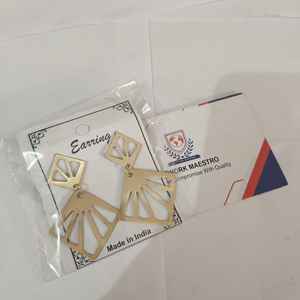 Juego de Aretes de Latón Chapado en Oro Hechos a Mano con un Nuevo Diseño Elegante, Elaborados por Artesanos Indios con un Acabado Dorado Atractivo - Product Image 2