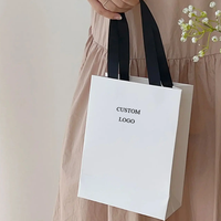 LOGO personnalisé Nouveau sac en papier tendance simple, Sac à main d'emballage de vêtements élégant de luxe de haute qualité, Sac de transport pour le shopping