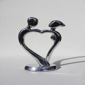 Pieza de arte escultural de aluminio fundido diseñada para decoración contemporánea con un lenguaje de diseño moderno y refinado. - Product Image 1