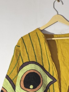 Veste brodée à la main motif œil turc moutarde – Manteau Suzani bohème à devant ouvert – Vêtement d'extérieur artistique et affirmé - Product Image 3