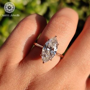 Bague de fiançailles et d'éternité classique pour femme en argent plaqué or rose avec moissanite taille coussin et sertissage à griffes - Product Image 3