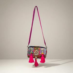 Bolso de Hombro Plegable Étnico Hecho a Mano con Cierre de Cremallera y Bordado - Product Image 1