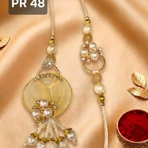 Conjunto de Rakhi de Perlas Hecho a Mano con Diseño de Malla Floral y Borlas de Cuentas para Raksha Bandhan - Product Image 3