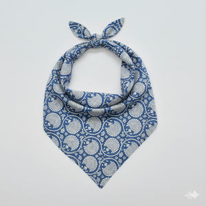 Pañuelo Cuadrado de Algodón Ligero con Diseño Floral de Inspiración Tradicional, Textil Artesanal, Transpirable y Suave al Tacto, Estilo Casual - Product Image 3