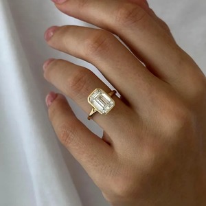Anillo de Compromiso Art Deco con Diamante Cultivado en Laboratorio con Corte Esmeralda y Engaste de Bisel, para Mujer, Oro Sólido de 14k/18k, Certificado IGI, Nuevo Diseño - Product Image 1