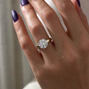 Anillo de Compromiso con Diamante Cultivado en Laboratorio de 4 Quilates, Corte Brillante Redondo, Claridad VVS2, Halo Oculto de 4 Puntas, Dos Tonos, Certificado IGI - Product Image 2