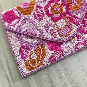 Bolso de mano rectangular blanco bordado a mano con lunares azul marino, cierre de cremallera, temática floral y correa de cadena - Product Image 5