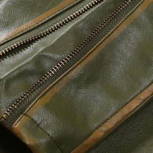 Chaqueta de Cuero para Hombre con Textura Suave y Acabado Premium, Impermeable y Resistente al Viento, Estilo Urbano con Logotipo Frontal - Product Image 3