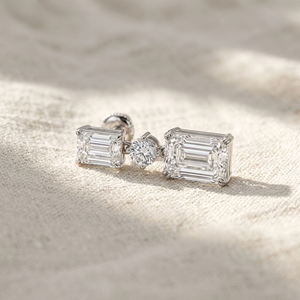 Pendientes colgantes de oro blanco de 14k con diamantes de corte esmeralda y engaste de garra para bodas y fiestas - Product Image 3