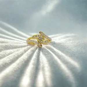 แหวนทองคำสีเหลืองดีไซน์คลื่น ประดับเพชรระยิบระยับ ดีไซน์ซ้อนกันอย่างประณีต เครื่องประดับชั้นดีสำหรับผู้หญิง สง่างาม - Product Image 3