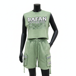 ชุดเสื้อยืดแขนกุดและกางเกงขาสั้นผู้หญิง ผ้าฝ้าย 100% พรีเมียม ผสมผสานผ้าฝ้ายอย่างดี สีเขียวมะกอก พิมพ์ลายโลโก้ - Product Image 1