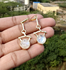 Pendientes colgantes de piedras preciosas curativas de moda, pendientes de diseñador con piedra lunar redonda natural, pendientes de gancho chapados en oro de 18k para fiestas y cócteles. - Product Image 5