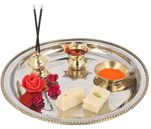 Juego de Thali de Latón de Lujo con Acabado Antiguo, Plato para Puja con Campana Diya y Kalash, Estilo Étnico para Decoración de Templos y Regalos - Product Image 3