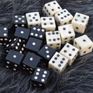 Corne polie artisanale et écologique |   Art moderne et objets de collection, jeux de table et décoration noir et blanc par PERFECT ENTERPRISES - Product Image 1