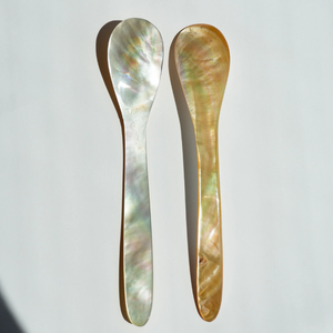 Cuillère à caviar en coquille naturelle faite à la main à partir de nacre idéale pour servir le beurre de truffe et les condiments - Product Image 3