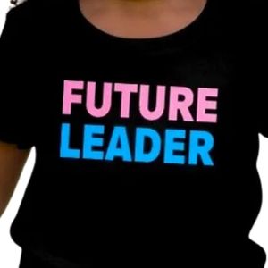 เสื้อยืดแขนสั้นลายกราฟิกสำหรับเด็กผู้หญิง สีดำ พิมพ์ลายตัวอักษร Future Leader คอกลม สวมใส่สบาย น้ำหนักเบา เหมาะสำหรับทุกวัน - Product Image 4