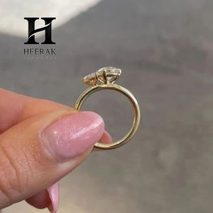 Bague de fiançailles de luxe Toi et Moi avec diamant taille poire, or jaune 18 carats, deux pierres en moissanite et diamant de laboratoire pour femme - Product Image 4