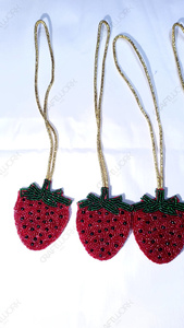 En gros, Breloque de sac et Porte-clés de luxe en coton fait main, perlée de perles de rocaille, motif fraise, légère, durable, mignonne et romantique - Product Image 3
