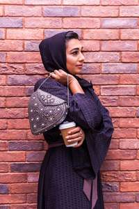 Pochette en métal faite à la main avec bandoulière et fermeture magnétique, doublure en acrylique - Design tendance, cadeau et artisanat - Product Image 2