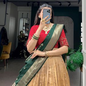 Lehenga semi-cousu en soie Kanchipuram avec broderie Zari, blouse Banglory et dupatta jacquard – Prix de gros par Royal Export - Product Image 6