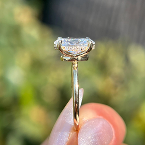 Bague de fiançailles ovale en diamant de laboratoire de 2 carats, plaquée or jaune 14 carats, bague de luxe par Global Gems - Product Image 3