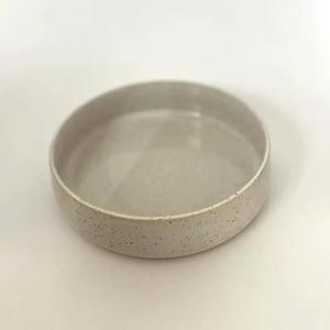 Tazón de servir contemporáneo de cerámica blanca moteada, lados anchos y rectos, interior liso y esmaltado, duradero, apto para alimentos, para cenas modernas - Product Image 1