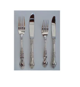 Ensemble de couverts en métal élégamment conçu avec une surface dorée raffinée pour les événements spéciaux, les mariages, les dîners, les fêtes, décoratif. - Product Image 1